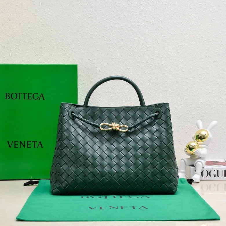 The 2023 new Andiamo batch of 2260 BV has been shipped‼ ️Really popular🔥The new Andiamo woven handbag launched by Bottega Veneta this season is really popular all over the world! ! Celebrities at home and abroad have worn it, and Oscar-winning actress Michelle Yeoh has taken it out on the street. Song Jia, Trai Yara, Yu Feihong, Sanji Ayaka, Rosie Hunting-Whiteley, Yoshioka Riho, etc. have all picked up this bag. It is classic and versatile, showing off its temperament, and the bag capacity is also large, which is very convenient for daily commuting! ! A variety of carrying methods, the shoulder straps can be adjusted by yourself, the original lambskin feels soft and delicate, and the unisex style breaks gender boundaries and brings a more practical and longer-lasting use experience. Andiamo, which has both elegant and casual styles, perfectly interprets the true appearance of "fashionable old money style". Style number: 8463 Size: 32*24*12